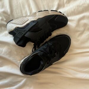 Nike Women's Athletic Shoes Black and White